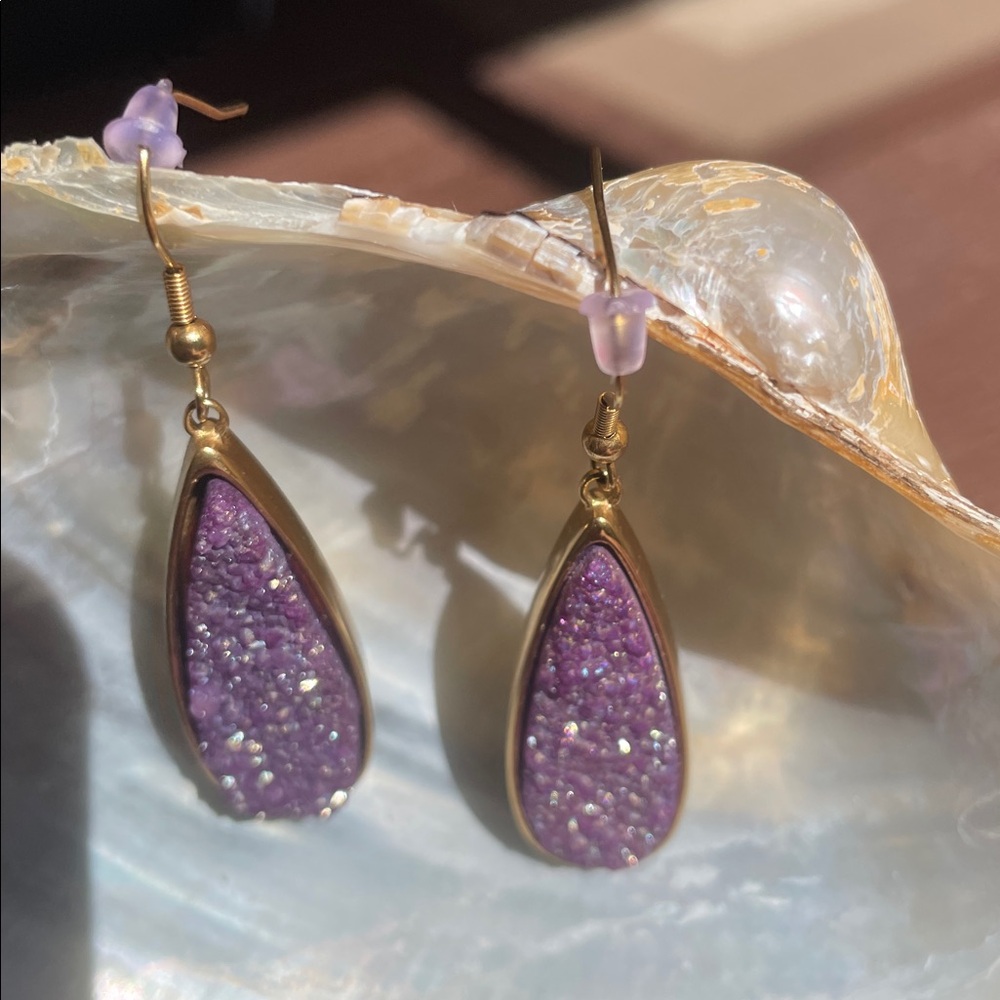 Kinsley Armelle Gold &  Purple Royal Quartz Druzy Dangle Earrings, signed - Picture 8 of 8